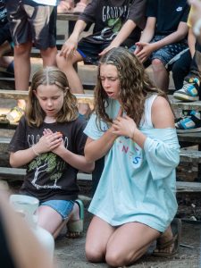 girls worshipping